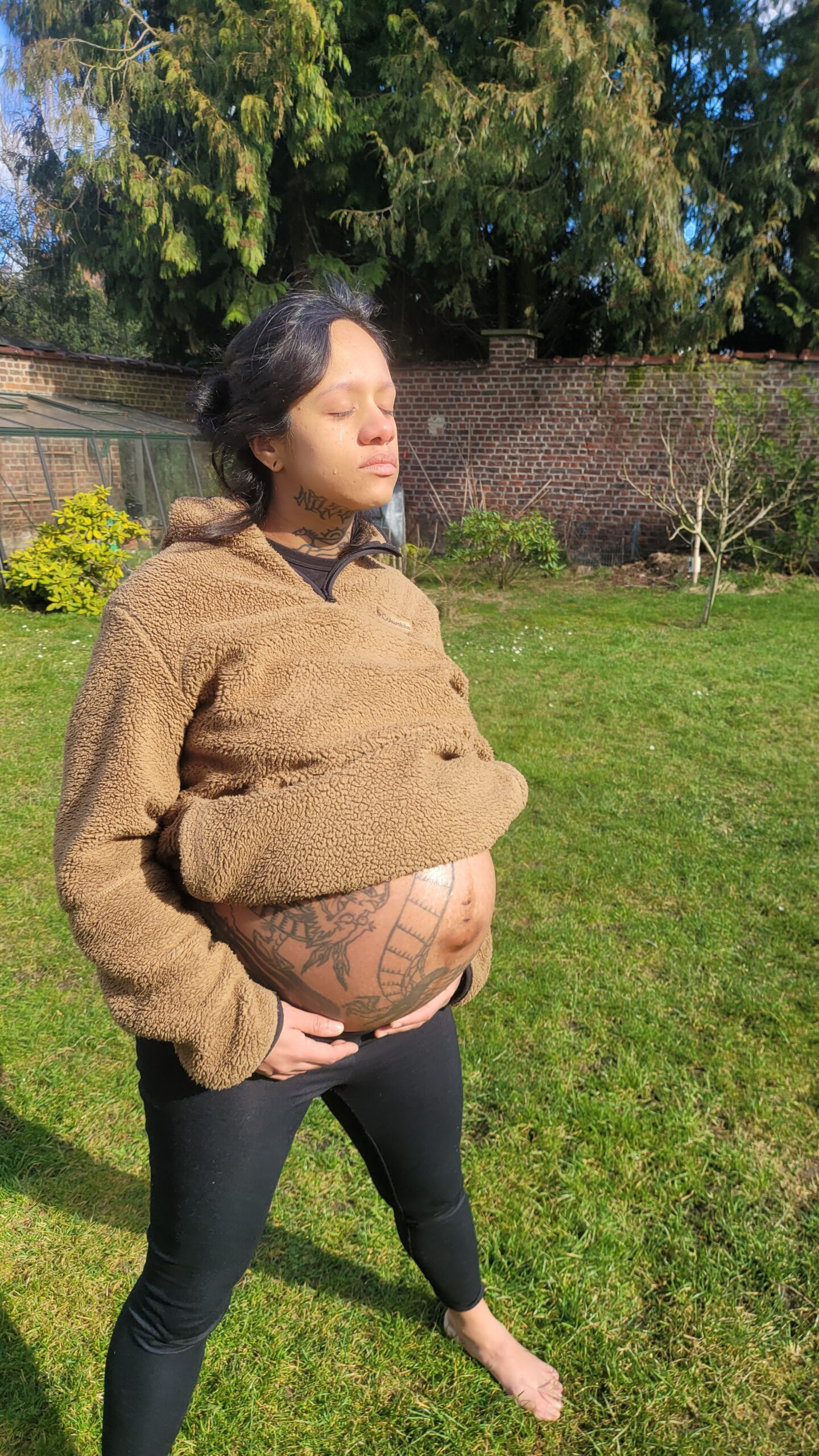 Mulher em trabalho de parto sendo apoiada por doula em Bruxelas, Bélgica